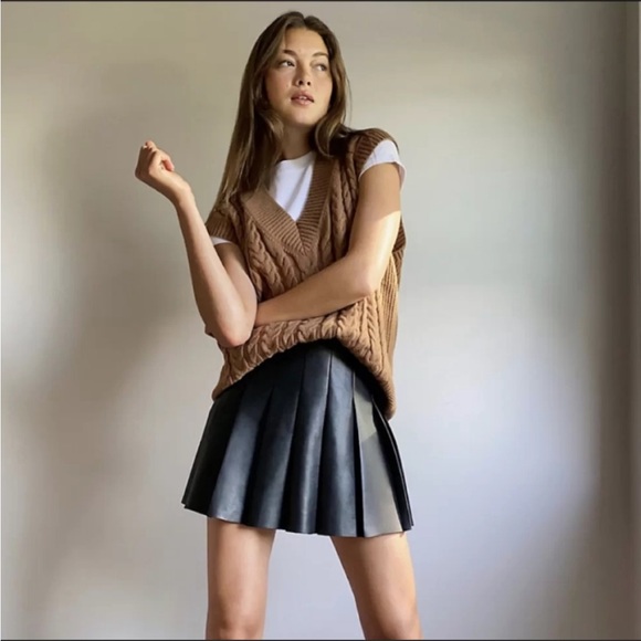 Aritzia Sunday Best Olive Pleated Mini Skirt Nude Pink Vegan Leather Size 2 - Picture 9 of 10